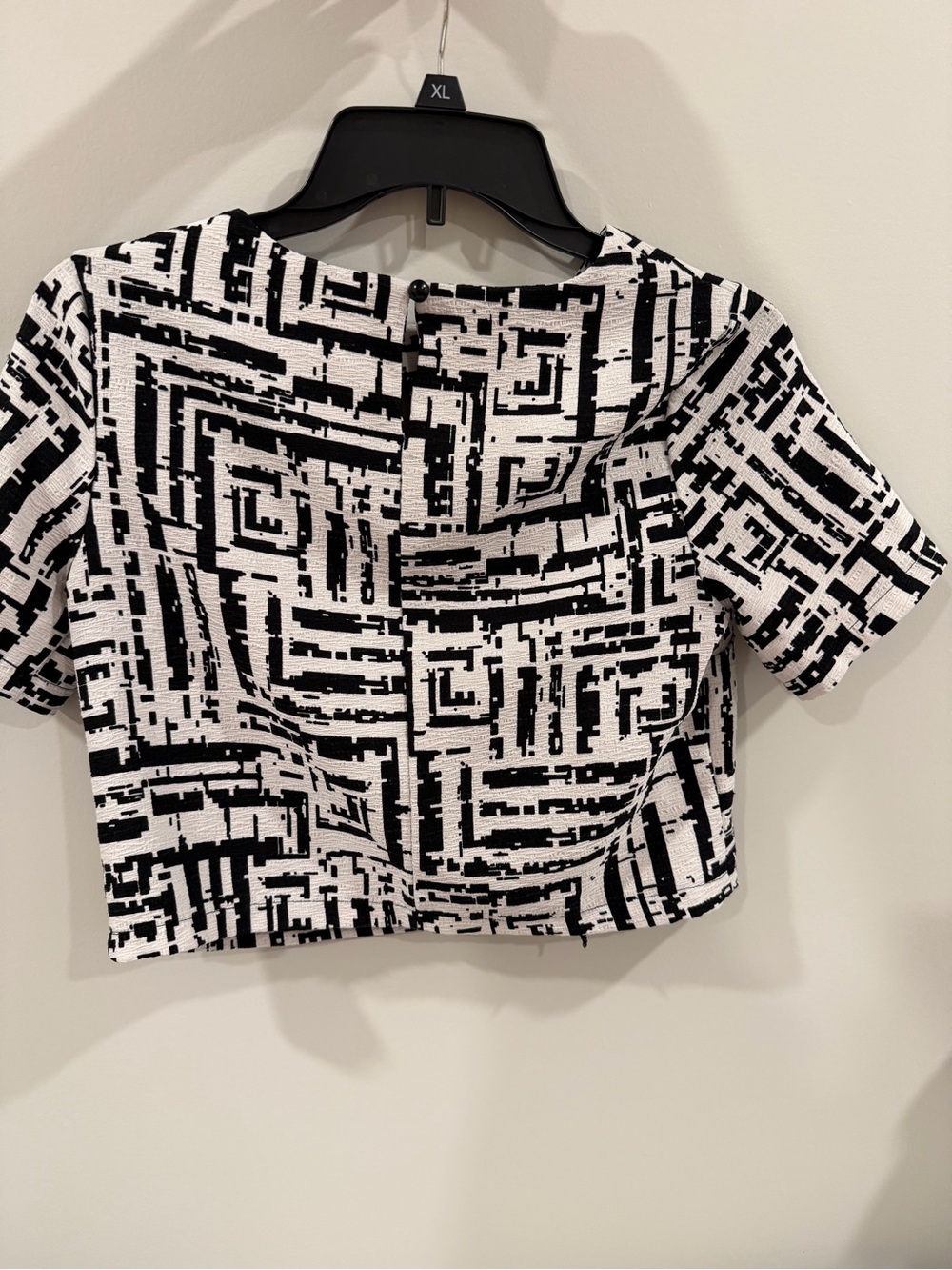Forever 21 Black and White Geometric Crop Top - Picture 2 of 4